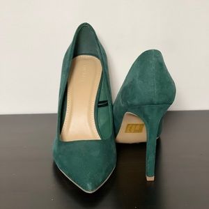 Forever 21 new forest green suede heels size 8